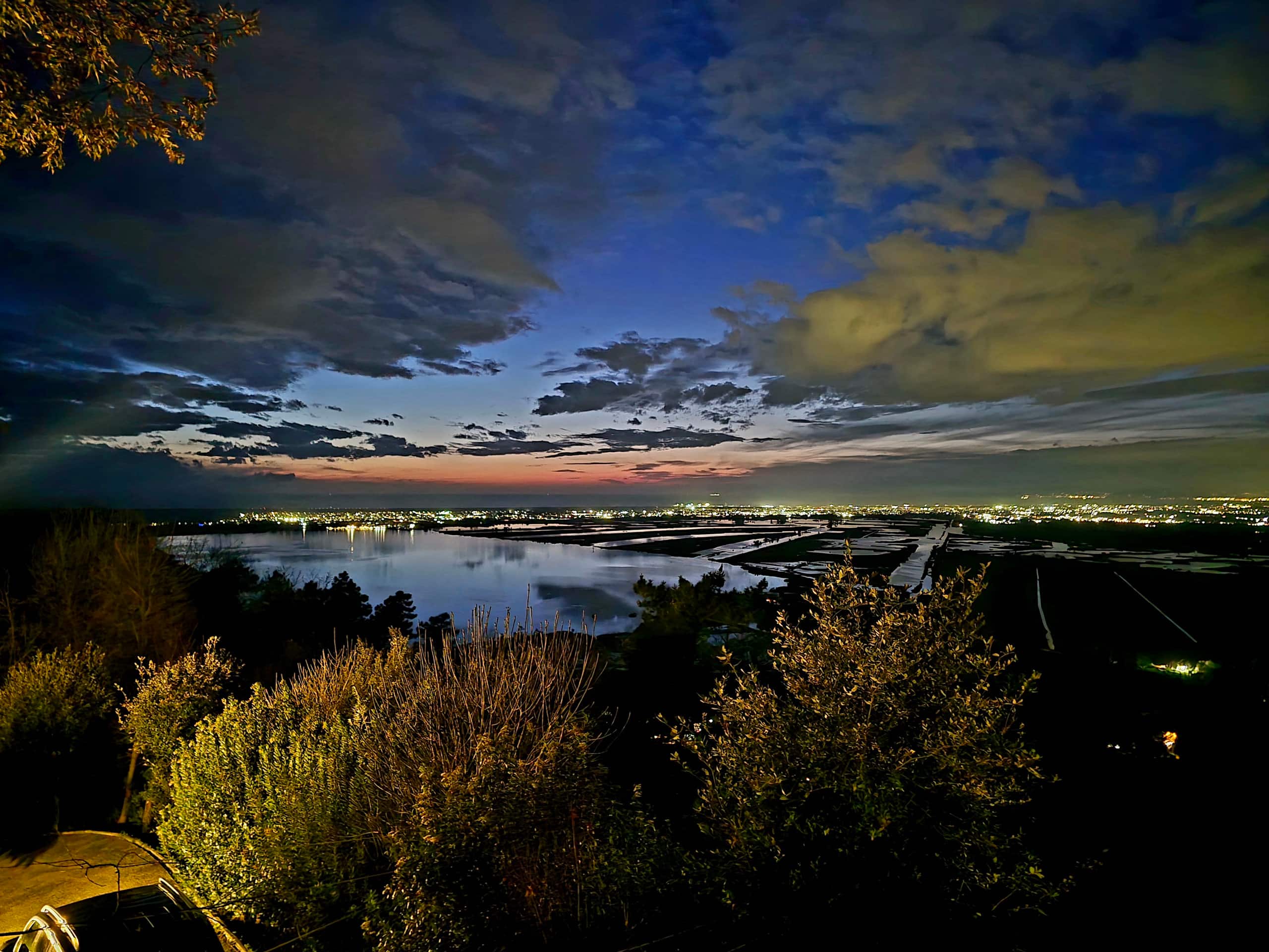 Nächtlicher Blick auf die Küste